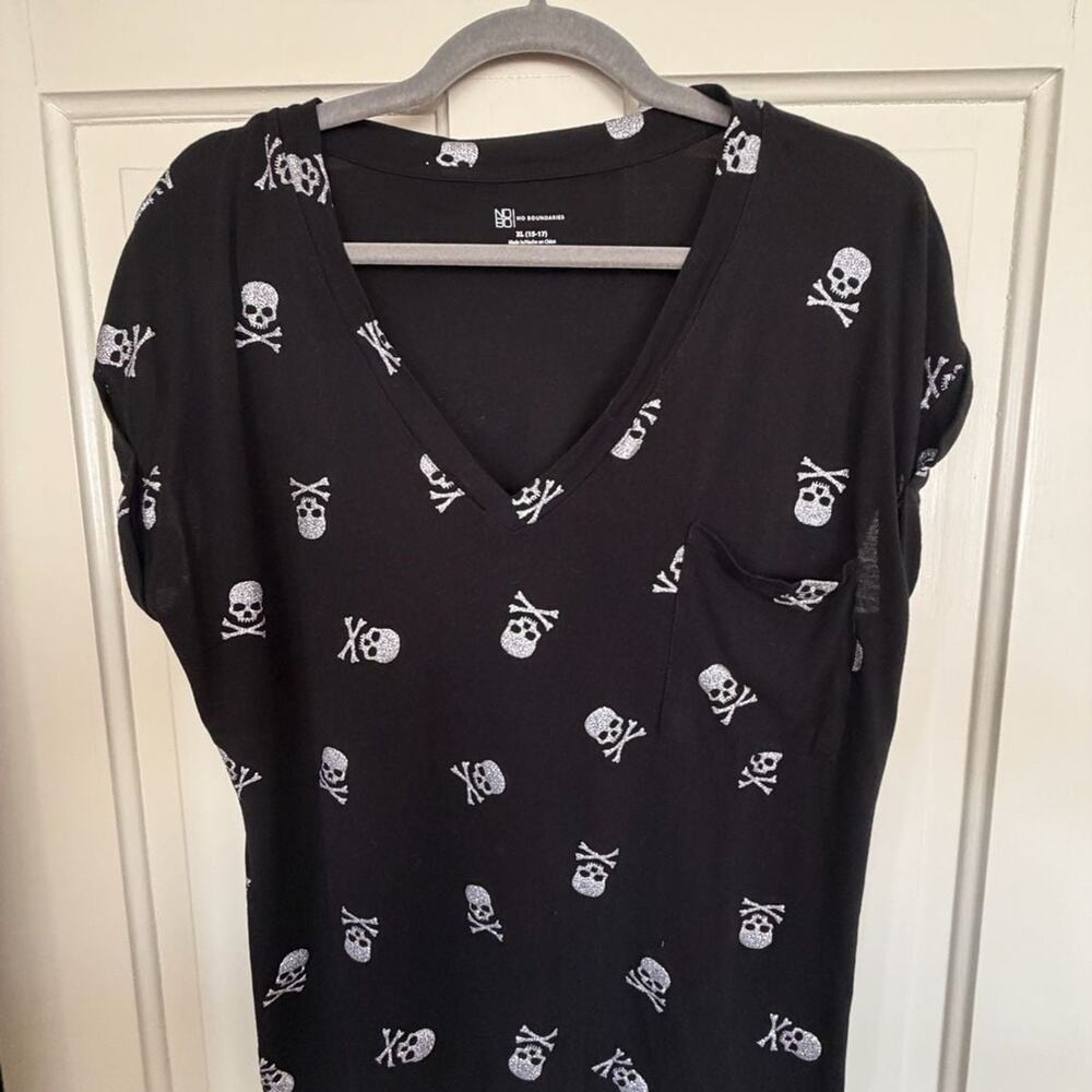 No Boundaries XL Black V-Neck Pocket Tee with Silver Glitter Skull and Crossbon